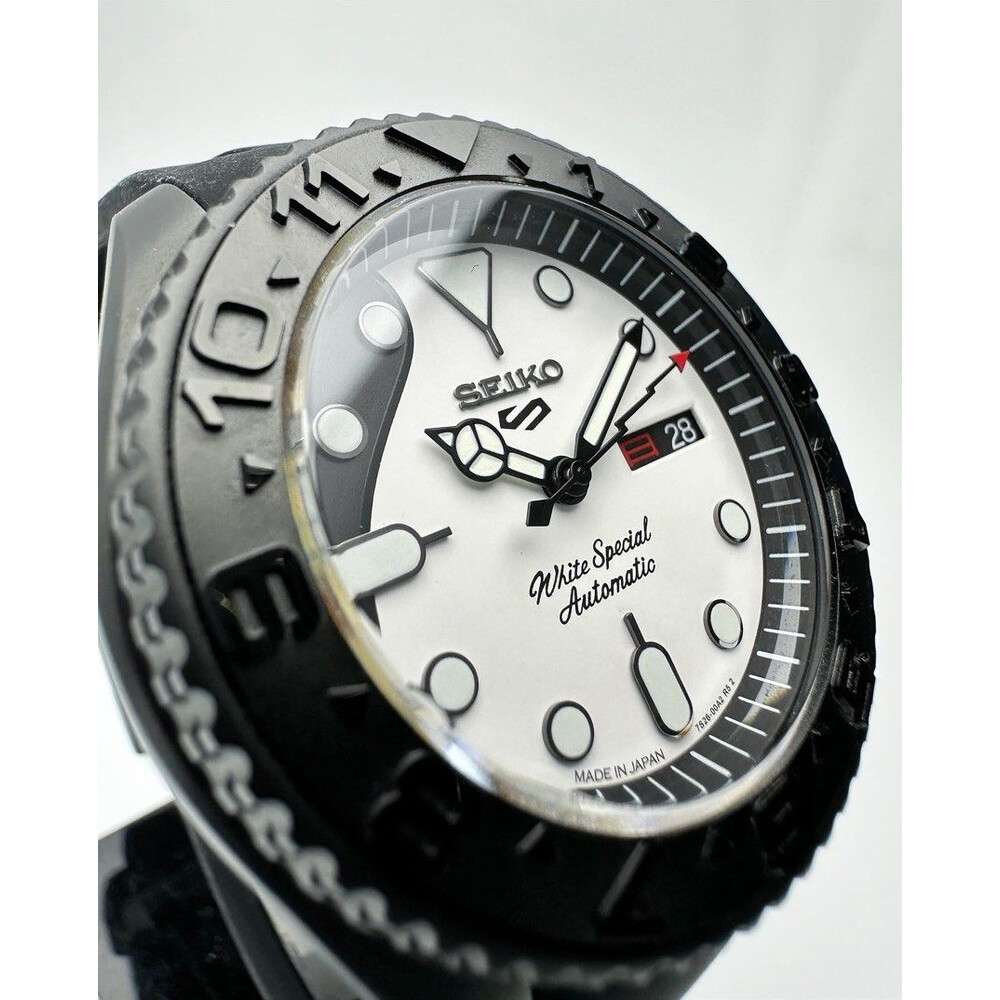 Seiko skx dual time sale